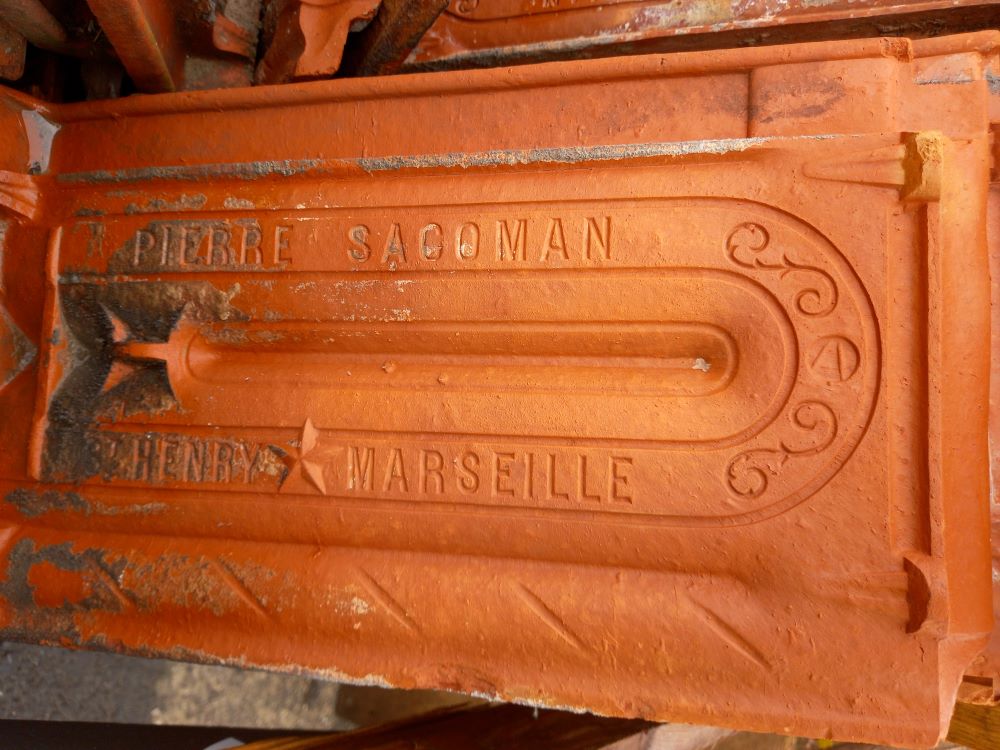 Tuile plate Pierre Sacoman SAINT HENRY Marseille