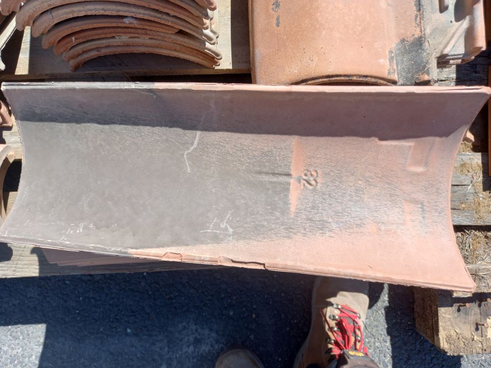 Tuile faitière à bourrelet