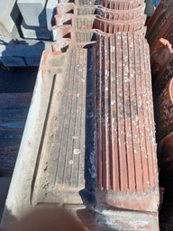 Tuile romane rouge à stries moyennes